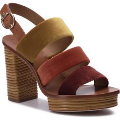 Sandały TORY BURCH - Patos 105Mm Sandal 56061 Bright Pueblo/Bright Lava/Aged Mal 704. Czerwone klapki damskie Tory Burch, bez wzorów, ze skóry, bez obcasa, na obcasie. W wyprzedaży za 1019,00 zł.