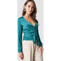 NA-KD Koszula na guziki z wiązaniem - Green,Turquoise. Zielone bez kategorii marki NA-KD, z poliesteru, dekolt w kształcie v, z długim rękawem. Za 100,95 zł.