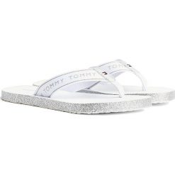 TOMMY HILFIGER GLITTER FLAT BEACH SANDAL > FW0FW04804-YBS. Klapki damskie TOMMY HILFIGER, w paski, z gumy, bez obcasa. W wyprzedaży za 149,99 zł.