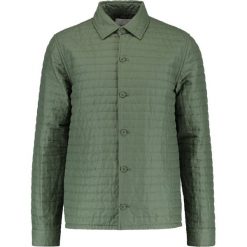 Samsøe & Samsøe MALKOVITCH OVERSHIRT Kurtka wiosenna thyme. Zielone kurtki męskie marki Samsøe & Samsøe, xxl, bez wzorów, z bawełny, bez kaptura. W wyprzedaży za 394,50 zł.