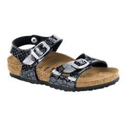 Sandały w kolorze czarnym. Czarne sandały dziewczęce Birkenstock, ze skóry, z otwartym noskiem, ze sprzączką. W wyprzedaży za 179,95 zł.