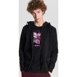 Rozpinana bluza z kapturem - Czarny. Czarne bluzy damskie Cropp, xl, bez wzorów, bez rękawów, z kapturem. Za 89,99 zł.