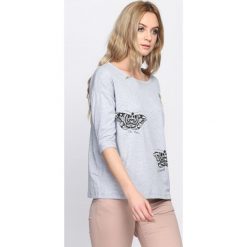 Szara Bluzka Be Kind. Szare bluzki na imprezę marki TOMMY HILFIGER, m, z nadrukiem, z bawełny, casualowe, z okrągłym kołnierzem. Za 39,99 zł.