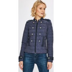 Guess Jeans - Kurtka. Niebieskie kurtki damskie Guess Jeans, s, z aplikacjami, z elastanu, krótkie. W wyprzedaży za 449,90 zł.