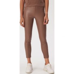 Legginsy ze skóry ekologicznej - Fioletowy. Fioletowe legginsy damskie Sinsay, s, bez wzorów, ze skóry ekologicznej. Za 39,99 zł.
