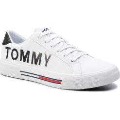 Sneakersy TOMMY JEANS - Cut Out Tommy Jeans Sneaker EM0EM00291 White 100. Białe sneakersy męskie Tommy Jeans, na co dzień, bez wzorów, z jeansu, eleganckie, bez zapięcia. W wyprzedaży za 319,00 zł.