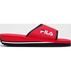 Fila - Klapki Tomaia Slipper. Czerwone kapcie męskie Fila, bez wzorów, z materiału. Za 99,90 zł.