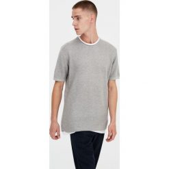Sweter z krótkim rękawem i obszyciem od wewnątrz. Szare swetry klasyczne męskie marki Pull&Bear, m. Za 69,90 zł.