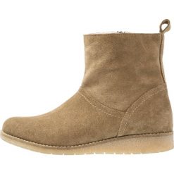 Buty zimowe damskie: KIOMI Botki na koturnie taupe
