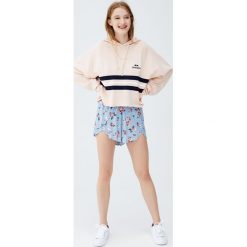 Różowa bluza z kapturem i pasami. Różowe bluzy damskie z kapturem marki Pull&Bear. Za 89,90 zł.
