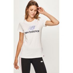 New Balance - T-shirt. Białe topy damskie New Balance, s, z nadrukiem, z bawełny, z okrągłym kołnierzem. W wyprzedaży za 109,90 zł.
