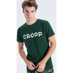 Koszulka z nadrukiem Khaki. Brązowe koszulki męskie Cropp, s, z nadrukiem, bez kołnierzyka, bez rękawów. Za 34,99 zł.