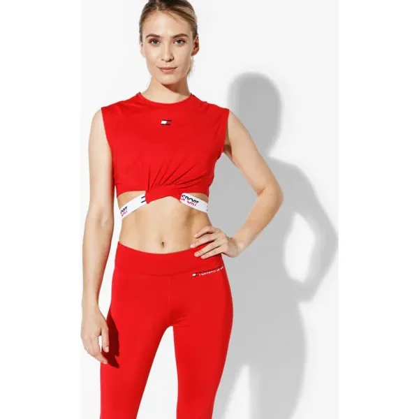 Tommy Sport Tank Cropped Koszulka Twisted Detail , czerwony, rozmiar S. Czerwone bluzki sportowe damskie TOMMY HILFIGER, s, bez wzorów, z poliesteru, bez kołnierzyka, bez rękawów, bez kaptura, na fitness i siłownię. W wyprzedaży za 179,99 zł.