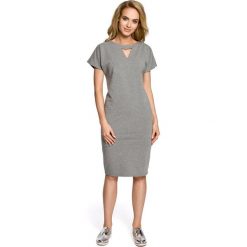 MUSETTA Sukienka ołówkowa z ozdobną stójką - szara. Szare sukienki damskie Moe, na co dzień, s, bez wzorów, z elastanu, eleganckie, ze stójką, bez rękawów, ołówkowe. Za 149,00 zł.