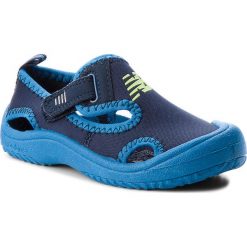 Sandały NEW BALANCE - K2013NBL Granatowy. Niebieskie sandały chłopięce New Balance, ze skóry ekologicznej, bez zapięcia. Za 99,99 zł.