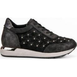 Kylie Czarne Buty Sportowe. Czarne buty sportowe damskie KYLIE, bez wzorów, z gumy, na sznurówki. W wyprzedaży za 99,00 zł.