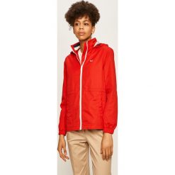 Tommy Jeans - Kurtka. Czerwone kurtki damskie Tommy Jeans, s, bez wzorów, z elastanu, krótkie. W wyprzedaży za 499,90 zł.