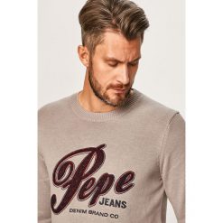 Pepe Jeans - Sweter Gabriel. Szare swetry męskie Pepe Jeans, s, z aplikacjami, z bawełny, z okrągłym kołnierzem, bez kaptura. W wyprzedaży za 259,90 zł.