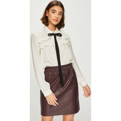 Vero Moda - Koszula Carmen. Białe bluzki damskie marki Vero Moda, s, z poliesteru, klasyczne, z klasycznym kołnierzykiem, z długim rękawem. W wyprzedaży za 89,90 zł.
