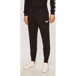 Converse - Spodnie. Czarne spodnie męskie Converse, na co dzień, s, bez wzorów, z bawełny, casualowe. W wyprzedaży za 159,90 zł.