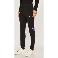 Le Coq Sportif - Spodnie. Czarne spodnie męskie le coq sportif, na co dzień, s, bez wzorów, z elastanu, sportowe. W wyprzedaży za 299,90 zł.