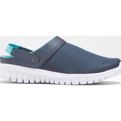 Klapki bonprix ciemnoniebiesko-turkusowy. Niebieskie klapki damskie bonprix, bez wzorów, bez obcasa. Za 37,99 zł.