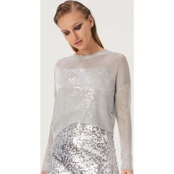 Krótki sweter - Srebrny. Szare swetry damskie Sinsay, s, bez wzorów, z krótkim rękawem, krótkie, bez kaptura. W wyprzedaży za 29,99 zł.