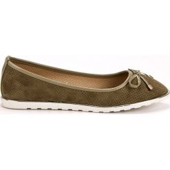 Small Swan Zielone Baleriny. Zielone baleriny damskie SMALL SWAN, z aplikacjami, ze skóry ekologicznej, eleganckie, bez obcasa. W wyprzedaży za 69,00 zł.