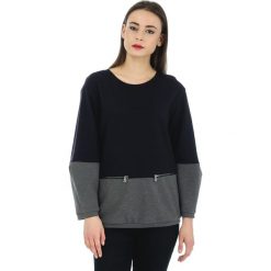 Bluzka w kolorze czarno-szarym. Szare bluzki damskie Deni Cler, bez wzorów, z denimu, z okrągłym kołnierzem, z długim rękawem. W wyprzedaży za 219,95 zł.