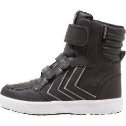Hummel Tenisówki i Trampki wysokie black. Czarne trampki męskie Hummel, ze skóry ekologicznej. W wyprzedaży za 251,40 zł.
