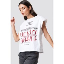 Cheap Monday Top Power - White. Białe topy damskie marki Cheap Monday, bez wzorów, z okrągłym kołnierzem. W wyprzedaży za 60,97 zł.