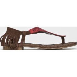 Desigual - Sandały. Pomarańczowe klapki damskie Desigual, bez wzorów, ze skóry, bez obcasa, na obcasie. W wyprzedaży za 199,90 zł.