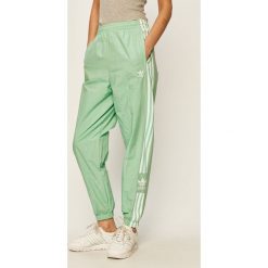 Adidas Originals - Spodnie. Zielone spodnie damskie adidas Originals, z poliesteru. Za 199,90 zł.