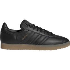 MĘSKIE BUTY ADIDAS ORIGINALS GAZELLE (43 1/3). Czarne buty wizytowe męskie Adidas, z gumy. W wyprzedaży za 369,99 zł.