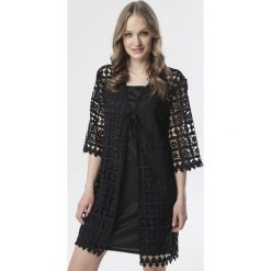 Czarny Kardigan Raigeia. Czarne swetry damskie Born2be, xl, w koronkowe wzory, z koronki. Za 79,99 zł.