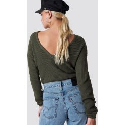 NA-KD Sweter z dzianiny z dekoltem V - Green. Zielone swetry damskie NA-KD, bez wzorów, z dzianiny, z długim rękawem, długie, bez kaptura. Za 121,95 zł.