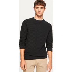 Sweter ze strukturalnej dzianiny - Czarny. Czarne swetry klasyczne męskie marki Reserved, l, z dzianiny. Za 99,99 zł.