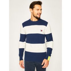 Sweter TOMMY HILFIGER Neon Tipped Striped MW0MW13129. Niebieskie swetry męskie TOMMY HILFIGER, xl, bez wzorów, z bawełny, klasyczne, z klasycznym kołnierzykiem, bez kaptura. W wyprzedaży za 389,00 zł.
