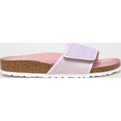 Birkenstock - Klapki Tema. Różowe klapki damskie Birkenstock, bez wzorów, z materiału, bez obcasa, na obcasie. W wyprzedaży za 279,90 zł.