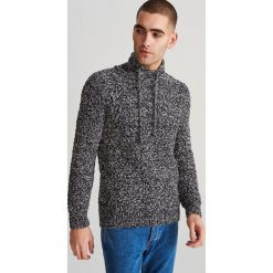 Melanżowy sweter z kołnierzem - Granatowy. Niebieskie swetry męskie Reserved, s. W wyprzedaży za 59,99 zł.