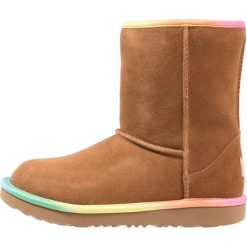UGG CLASSIC SHORT II RAINBOW Botki chestnut. Brązowe buty zimowe damskie marki Ugg, z materiału. Za 629,00 zł.