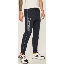 Calvin Klein - Spodnie. Spodnie męskie Calvin Klein, na co dzień, xl, z nadrukiem, z bawełny, casualowe. W wyprzedaży za 279,90 zł.