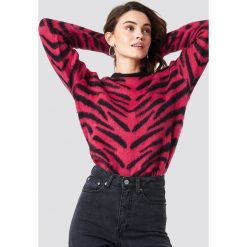 NA-KD Trend Puchaty sweter Zebra - Pink. Różowe swetry oversize damskie marki NA-KD Trend, z dzianiny. W wyprzedaży za 113,37 zł.