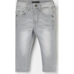 Jeansy slim fit - Jasny szary. Szare jeansy męskie Reserved, bez wzorów. W wyprzedaży za 35,99 zł.