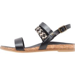 UGG JAYNA Sandały black. Czarne sandały chłopięce marki Ugg, z materiału. Za 299,00 zł.