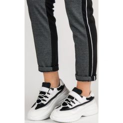 MODNE BIAŁO-CZARNE SNEAKERSY. Białe trampki i tenisówki damskie Merg. Za 99,90 zł.