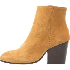 Botki damskie: Selected Femme SFAMBER HEEL STUDS Ankle boot cognac