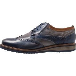 Bugatti AMAZE EXKO Oksfordki dark blue/grey. Niebieskie półbuty męskie Bugatti, bez wzorów, ze skóry, na sznurówki. Za 379,00 zł.