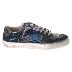 Skórzane sneakersy w kolorze szaro-granatowym. Szare trampki męskie Guess, bez wzorów, z materiału, na sznurówki. W wyprzedaży za 269,95 zł.