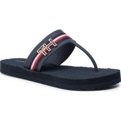 Japonki TOMMY HILFIGER - Hardware Detail Beach Thong FW0FW04370 Midnight 403. Niebieskie klapki damskie TOMMY HILFIGER, bez wzorów, z tworzywa sztucznego, bez obcasa. W wyprzedaży za 89,00 zł.